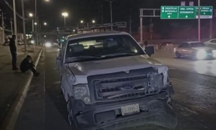 Joven alcoholizado proyecta camioneta contra el muro en Saltillo