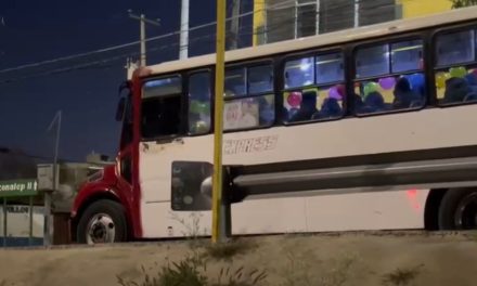 Saltillo: Chofer de la ruta Express regala pelotas a niños que suban a su camión