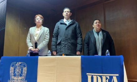 Rinde protesta la directora del IDEA