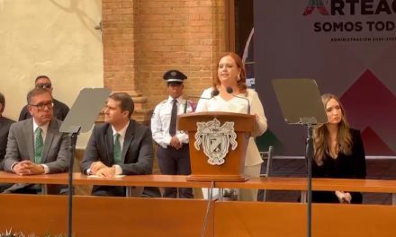 Rinde protesta la primera alcaldesa de Arteaga Ana Karen Sánchez