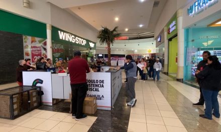 Los saltillenses aprovechan los módulos de los centros comerciales para el pago de placas