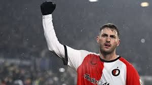 AC Milan envía oferta por Santiago Giménez; Feyenoord resiste negociaciones