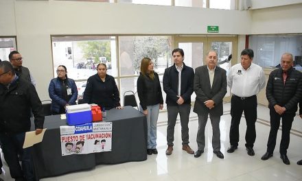 Secretario de Salud, Eliud Aguirre, visita módulos de vacunación en Monclova