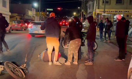 Hombre se le atraviesa a motociclista y lo derriba en Saltillo