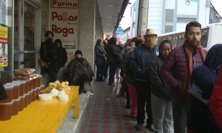 Siguen sufriendo del frio los adultos mayores al acudir a cobrar su pensión en Saltillo