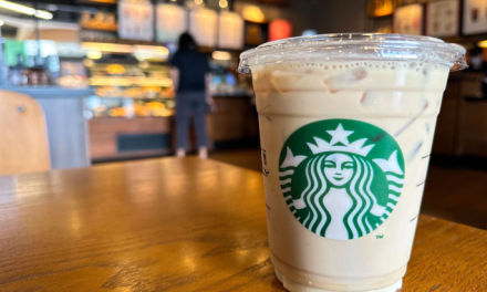 Starbucks endurece sus políticas: baños y WiFi, solo para clientes
