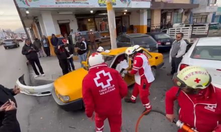 Taxista queda atrapado tras impactante accidente en el centro de Saltillo