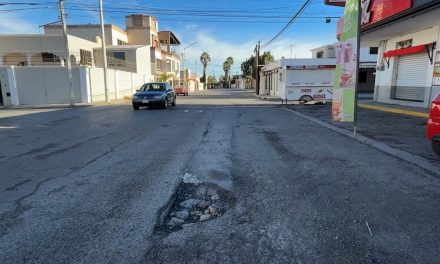 Temen vecinos por sus vehículos vecinos del sur de Saltillo… baches tienen cinco meses