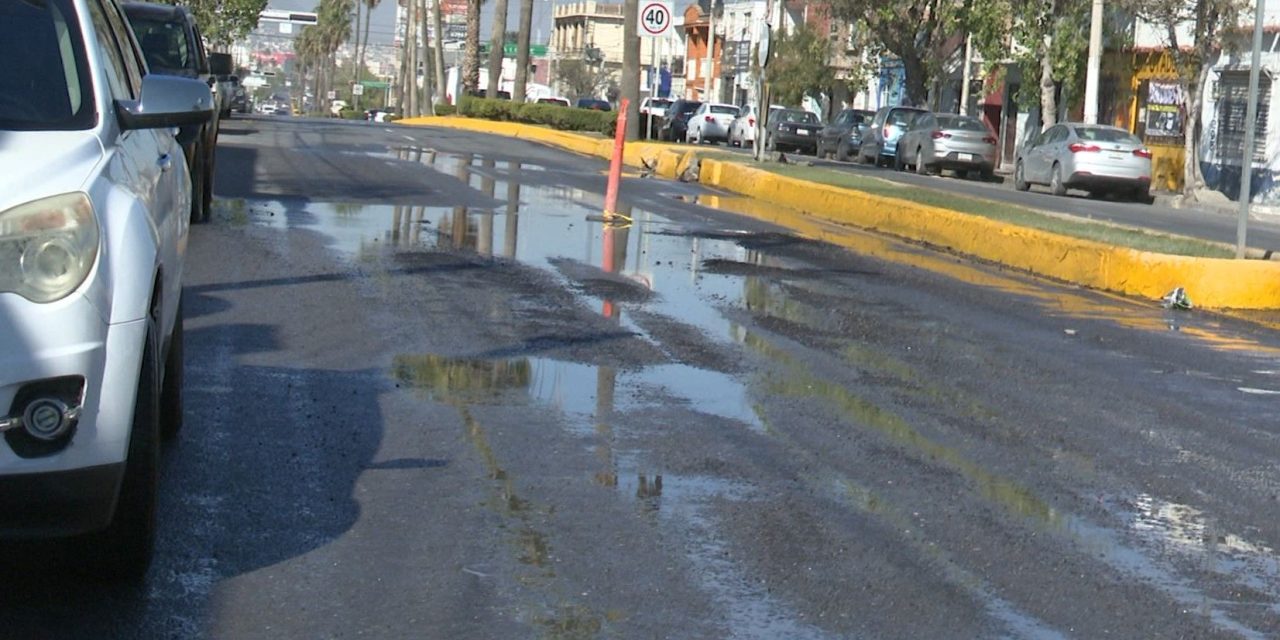 Tiradero de agua en el boulevard Coss