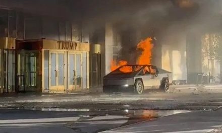 Explosión de un Tesla Cybertruck frente a la Torre Trump en Las Vegas deja un muerto y varios heridos