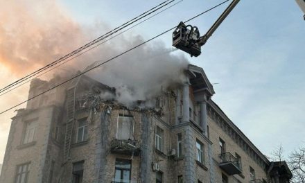 Ucrania ‘recibe el año’ bajo ataques rusos