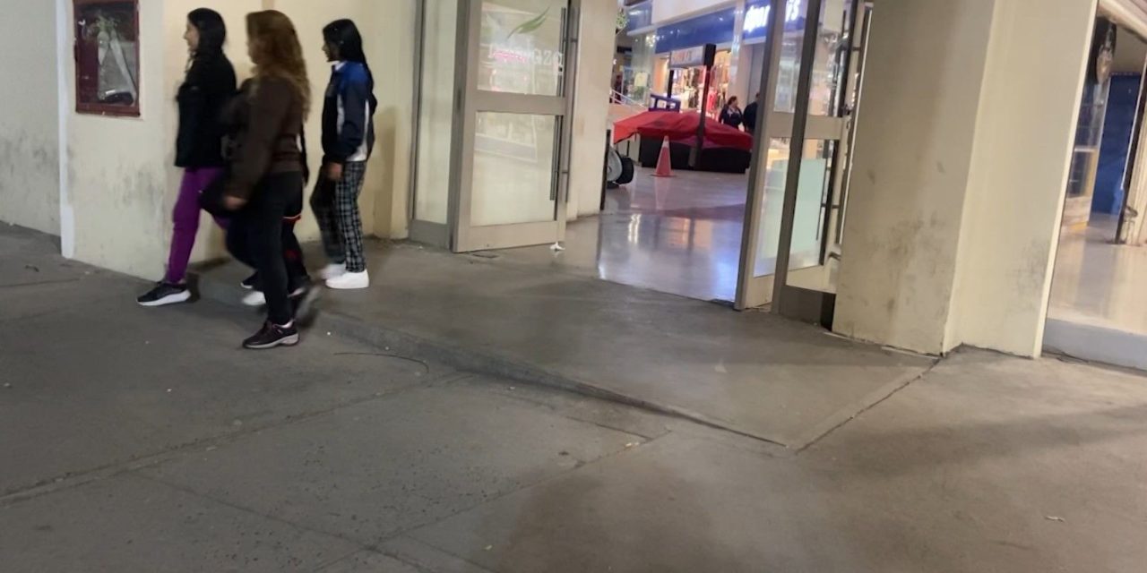 Un escalón causa múltiples accidentes en Mi Plaza al oriente de Saltillo
