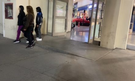Un escalón causa múltiples accidentes en Mi Plaza al oriente de Saltillo