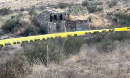 Un hombre decide salir por la puerta falsa  en la sierra de Zapalinamé