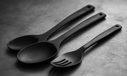 El peligro oculto al cocinar por culpa de los utensilios de plástico negro