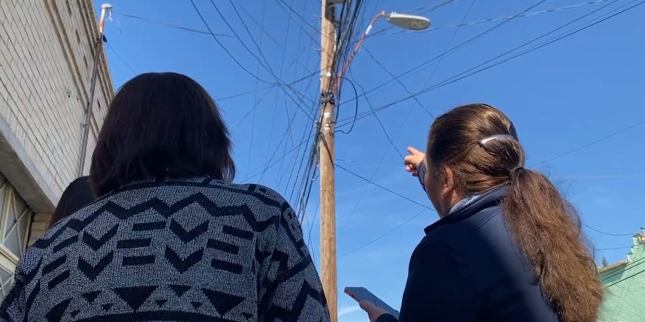 Vecinos de la calle Matamoros exigen solución ante poste a punto de caer