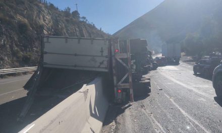 Vuelca transporte de carga en carretera 57