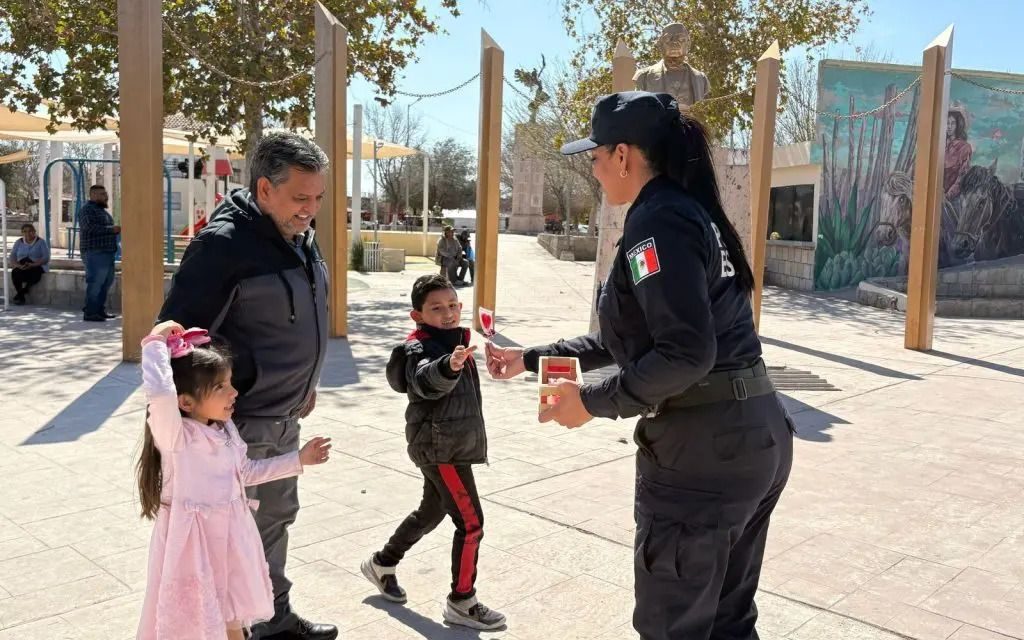 Celebran policías San Valentín con la ciudadanía en Sabinas