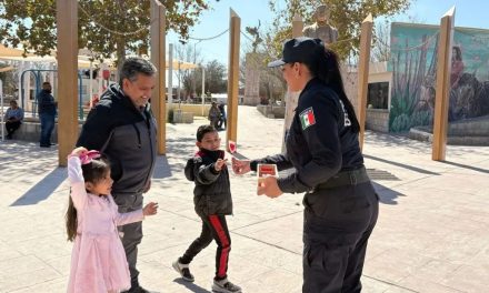 Celebran policías San Valentín con la ciudadanía en Sabinas