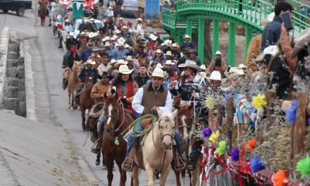 Óscar Ríos encabeza cabalgata por el  85 aniversario del ejido Santa María