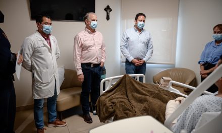 Visita Javier Díaz al bombero Ricardo Alvarado