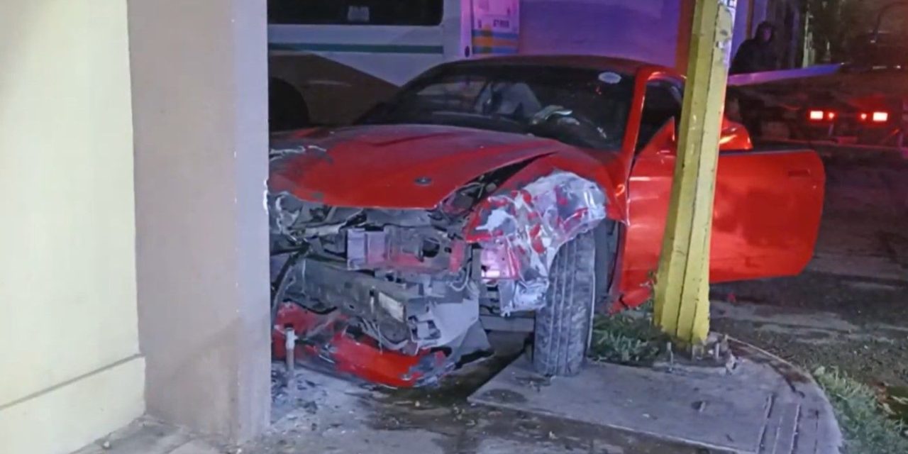 Mustang y moto juegan ‘carreritas’ hasta chocar en Saltillo