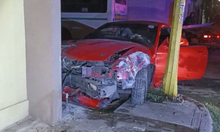 Mustang y moto juegan ‘carreritas’ hasta chocar en Saltillo