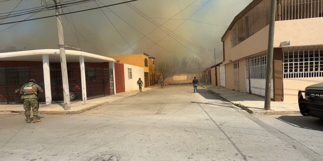 Alarma a vecinos fuerte incendio en arroyo en Saltillo