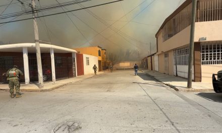 Alarma a vecinos fuerte incendio en arroyo en Saltillo