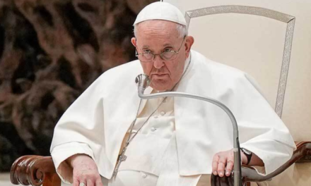 El papa Francisco muestra leve mejoría tras su hospitalización