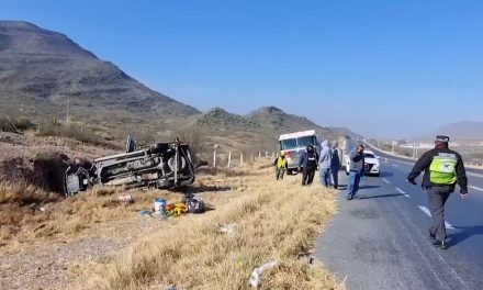 Aparatosa volcadura de camioneta en la carretera libre Saltillo Torreón