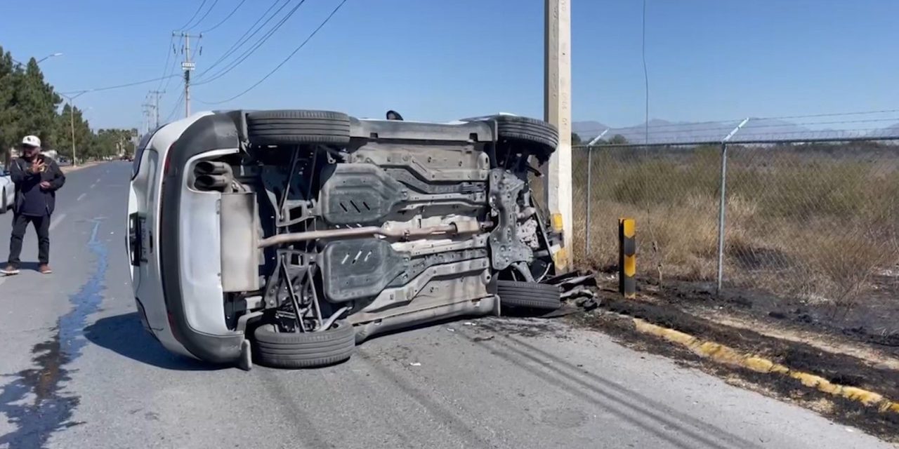 Aparatosa volcadura deja daños materiales en el boulevard José Musa de León