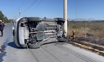 Aparatosa volcadura deja daños materiales en el boulevard José Musa de León