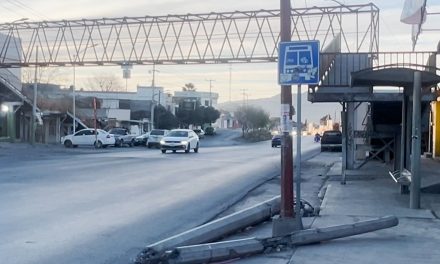 A pesar del riesgo para los peatones la CFE no retira poste que obstruye la vía pública