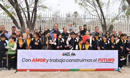 Entrega Emilio de Hoyos barda perimetral en escuela