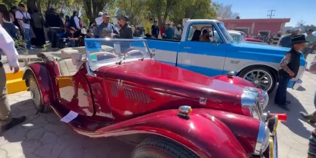 Arteaga celebra el día nacional del auto antiguo con más de mil vehículos
