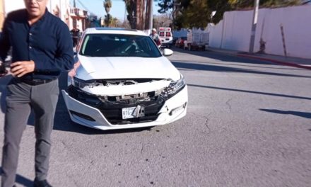 Automóvil impacta a un repartidor de comida en Parras al no respetar su alto obligatorio