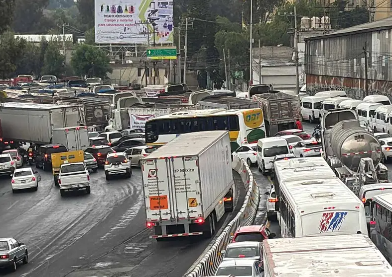 Bloqueo en la México-Pachuca causa caos vial y accidente deja nueve heridos