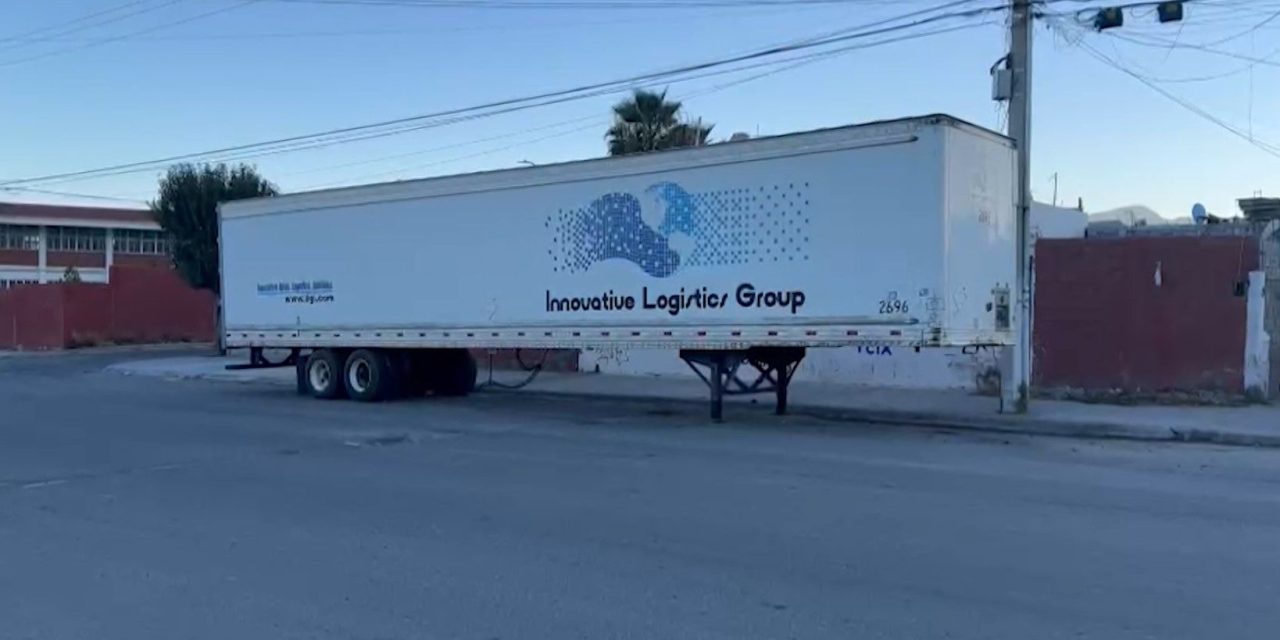 Cajas de tractocamiones invaden dos carriles en la colonia Santa Cristina