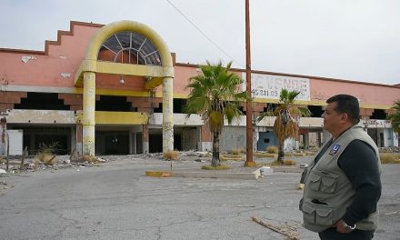 Centro comercial en ruinas en Monclova