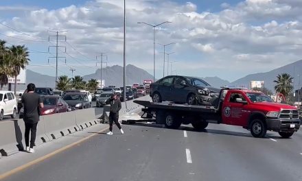 Conductor choca y vuelca en Fundadores