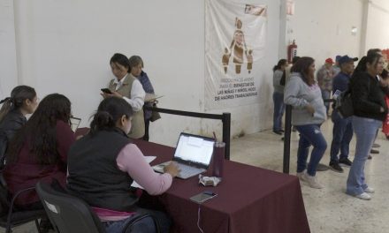 Continúa entrega de tarjetas a mujeres bienestar y adultos mayores