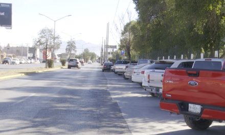 Dejan sin banqueta a peatones por culpa del estacionamiento de la John Deere