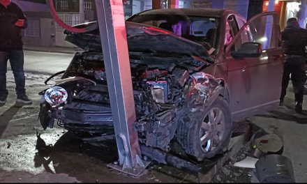 Saltillo: Derriban semáforo tras accidente, responsable se pasó la luz roja
