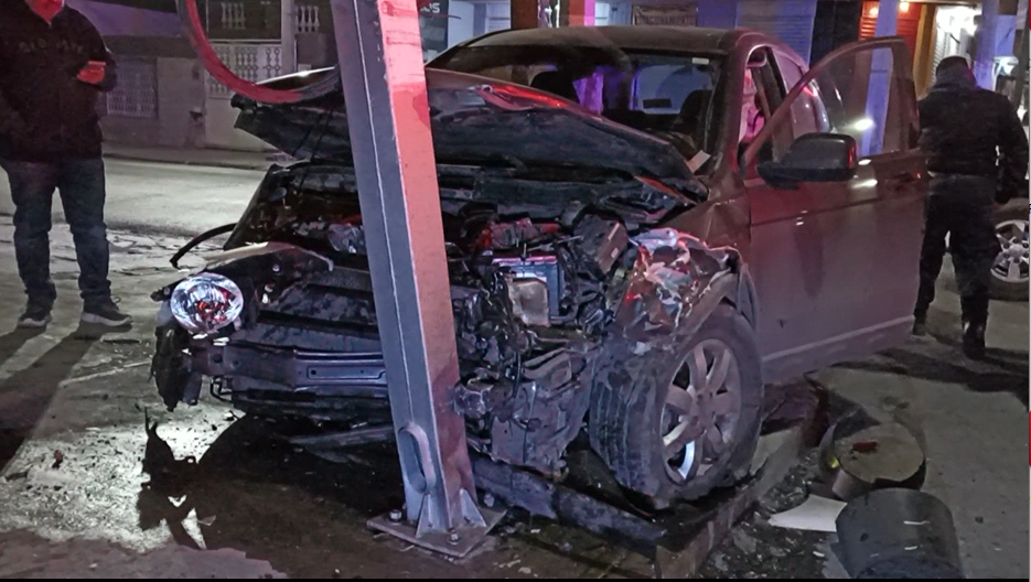 Saltillo: Derriban semáforo tras accidente, responsable se pasó la luz roja