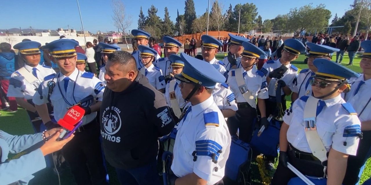 Alumnos del CBtis 97 en banda de guerra