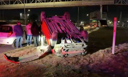 Saltillo: Hombre desata el caos en Fundadores; choca contra muro y provoca volcadura