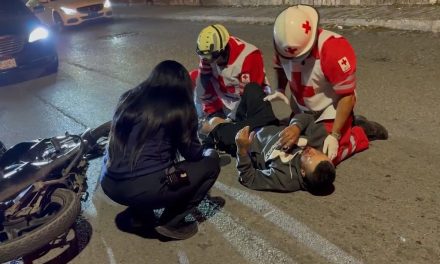 Dos hombres resultan heridos tras caída de motocicleta en la colonia La Aurora