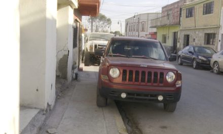 Dueño de taller invade la calle y banqueta en Ramos Arizpe