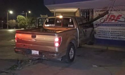 Saltillo: Derriba poste y se estampa en negocio; menor de edad quedó detenido